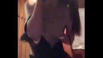 Oynat Teen soyunuyor kapalı onu elbise üzerinde ameporn