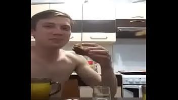 Reproduzir Cara exibindo a bunda de amigos no ameporn