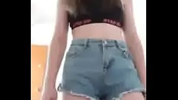 Jouer Une adolescente ringard glisse son mamelon sur camwhore.online et embrasse son amie