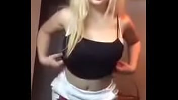 Abspielen Blonde Süße neckt mit ihrem feinen Arsch