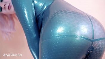 Abspielen Heißer texturierter Latex-Gummi-Catsuit, kurvige Milf Arya Grander, hochwertiges kostenloses Fetisch-Video