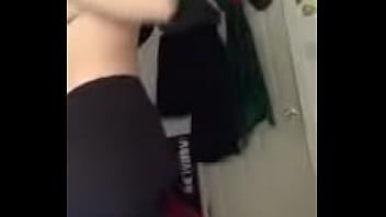 播放 女孩穿着那件衣服看起来非常他妈的