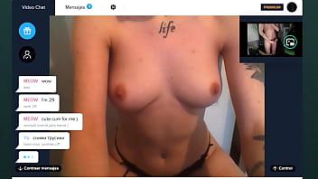 تشغيل فتيات عشوائيات يظهرن كس في غرف الدردشة
