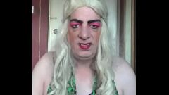 Jouer Crossdresser bisexuel supplie la bite d'un homme : une véritable rencontre amateur