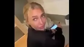 play Brits meisje neukt terwijl ze aan de telefoon is