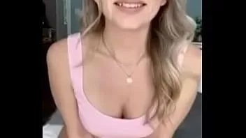 play Blonde chaude taquine ses seins en direct