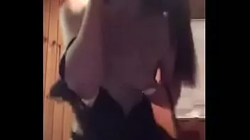 Oynat Teen soyunuyor kapalı onu elbise üzerinde ameporn