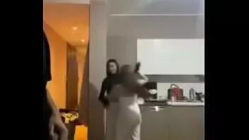 play Les salopes turques sont super excitées sur ameporn