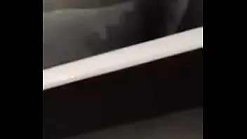 চালান টিন অ্যামেপোর্নে তার টিটি নিয়ে খেলছে