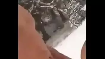 চালান আলেক্সেজ বাইরে তুষার মধ্যে মেয়ে fucks