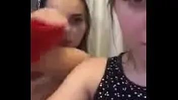 play في سن المراهقة التركية يعطي handjob في السيارة