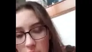 play Remaja seksi dengan celana pendek menjadi sedikit menarik