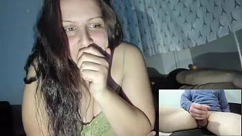 Jouer Une femme coquine regarde un mec au hasard se caresser pendant que son mari se repose à côté d'elle