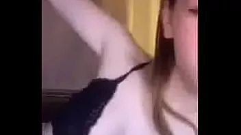 play Dziewczyna w piżamie wciąż jest napalona przed snem
