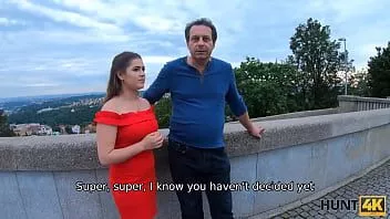 Jouer Hunt4k. une fille de prague en belle robe rouge l'enlève pour de l'argent avec la permission de son beau-père