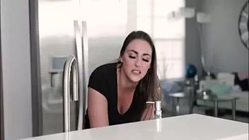 Jouer Phat ass milf coincé et baisée dans la cuisine