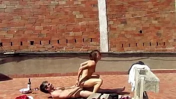 Jouer Couple baise sur la terrasse à l'extérieur