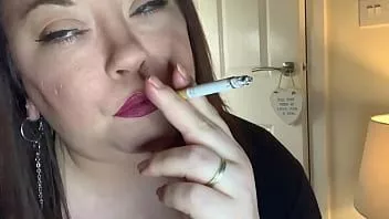 play Bbw tina snua fume une cigarette avec snap inhale