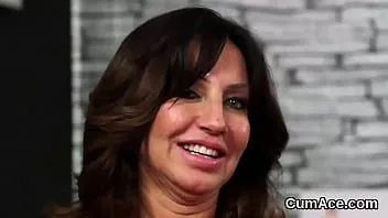 Redare Bombă sexy primește ejaculație pe fața ei înghițind tot sucul
