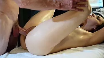 Riproduci La fantasia sessuale della regina mona sul suo massaggiatore caldo si è avverata