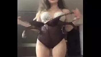play Ado chaude taquine dans son nouveau dessou sexy