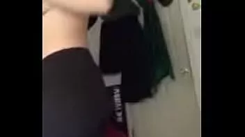 play La fille a l'air extrêmement baisable dans cette tenue