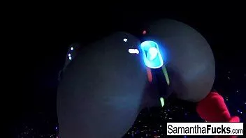 Abspielen Samantha Saint kommt in diesem superheißen Schwarzlicht-Solo zum Höhepunkt!