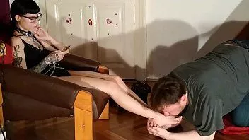 play العبد السمين استنشاق الأحذية والقدمين عشيقته pt2 hd