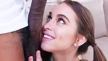 Oynat Yaramaz genç nihayet o siyah büyük yarağı emmek için çok heyecanlanıyor!