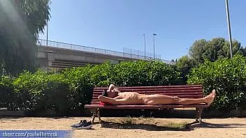 Abspielen Völlig nackt auf der Parkbank am helllichten Tag