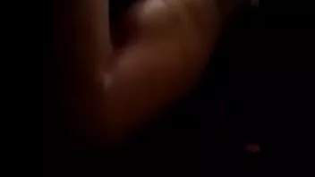 Reproduzir Ebony experimenta um anel vibrador. Acho que ela gosta.
