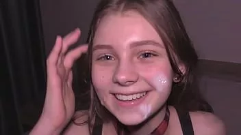 play Cutie da faculdade usada como uma lixeira humana