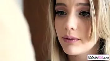 play Belle-mère aux gros seins déshabille sa belle-fille et lui lèche la chatte