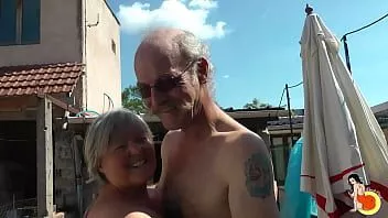 Riproduci Le nonne jean-pierre e raymonde scopano davanti alla telecamera con un bbc
