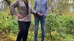 play Tombul MILF Üvey Annenin Yasak Fantezisi: Aleksandr ile Kamu Dışarda Sidik Oyunu