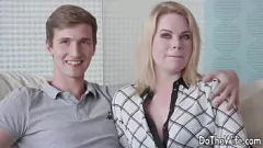 Jouer La balade classée X de la blonde au gros cul Adry Berty avec un homme mystérieux