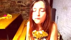 play Kleine roodharige neemt grote lul tijdens neuksessie in de kelder