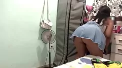 play Latina Maid pegou na câmera escondida enquanto experimentava roupas