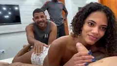 Afspelen Cuckold -man kijkt toe terwijl vrienden het strakke kutje van zijn vrouw neuken en haar lul gooit
