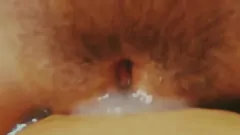 play Amatorska brunetka ma kremową ładunek w swojej owłosie cipce