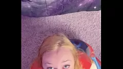 play Curvy Superhero w cosplay staje się niegrzeczny z ogromną zabawką