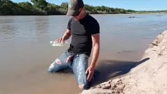 Redare Pissing public și cumshot în blugi de pe Rio Grande