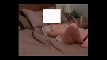 Odtwórz Przyłapany na masturbacji mojej napalonej matki