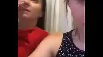 Jouer Putain de filles chaudes se déshabillent dans la cuisine