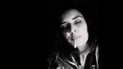 Играть Панк-хипстерша с большими сиськами и небритой киской показывает свое татуированное тело в жарком душе и ванне, подборка