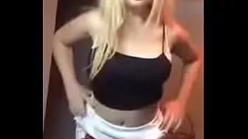 play Cutie blonde taquine avec son beau cul