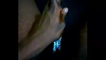 Jouer Homme appréciant de caresser sa belle bite brillante avec une énorme éjaculation