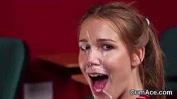 Abspielen Sexy Pfirsich bekommt Cumshot ins Gesicht und isst das ganze Sperma